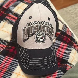 UCONN HUSKIES baseball cap used